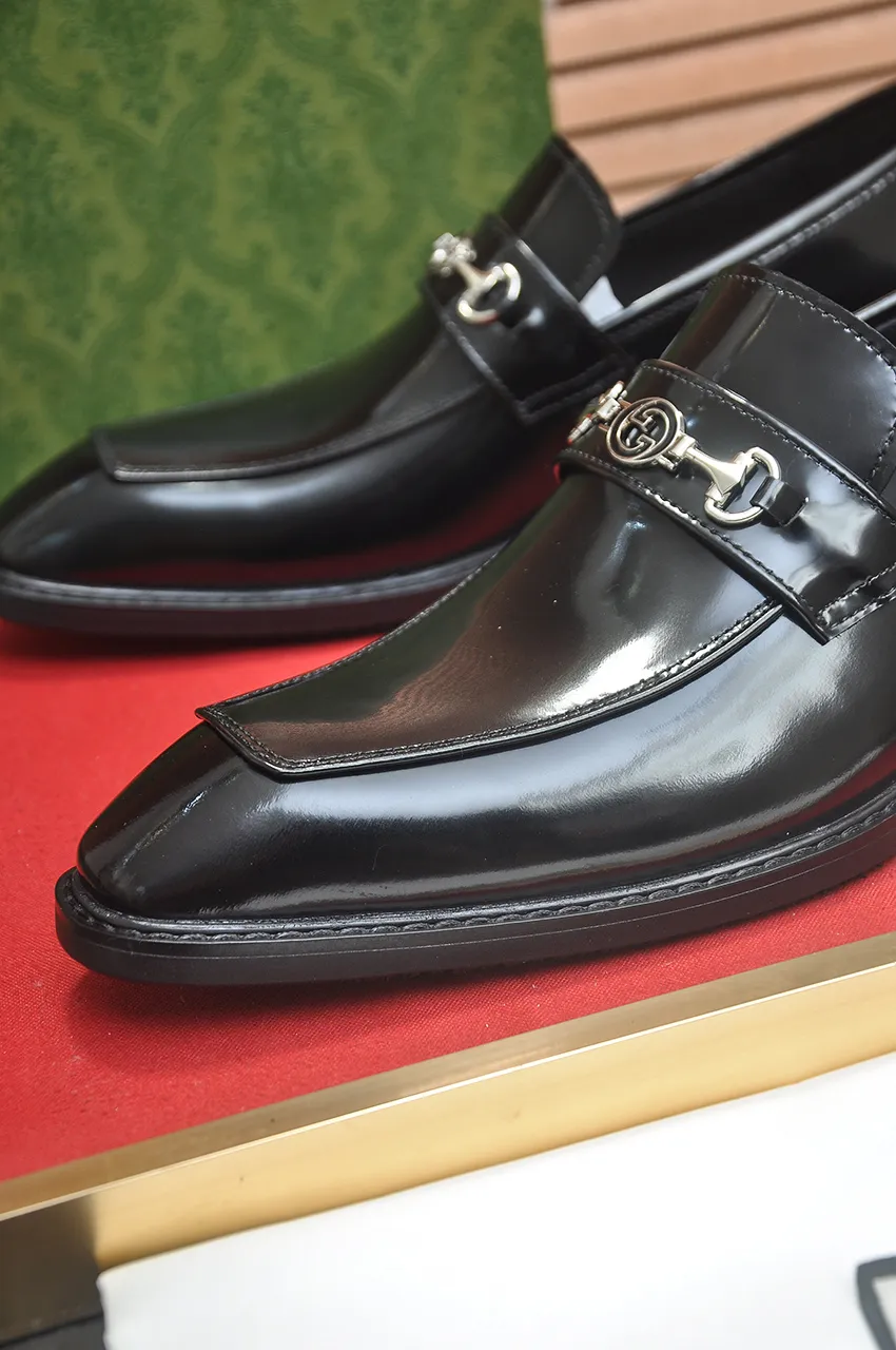 Men's shoes💰460💶Italy's top luxury men's shoes giant [GUCCI Gucci] has a new model 🍃Original European style🔰 Pleasant to the eye😍In order to make the shoes more durable and non-deformable🌀The production continues to follow traditional methods but there is still no lack of innovation💪The original cowhide is chosen for the leather♻️ Smooth, natural and exceptionally bright⭐Made of imported cowhide, the first choice of the rich 38-45 (45 customized)